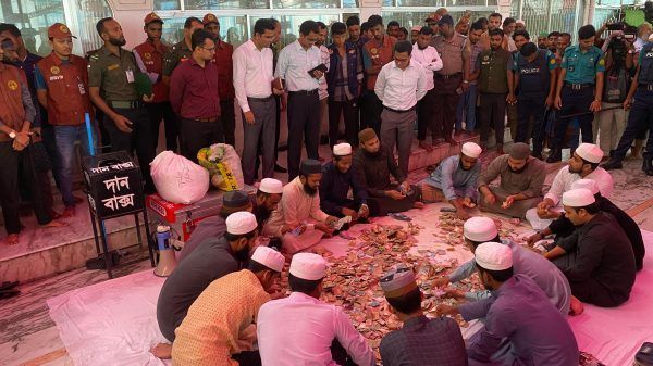 ৭০০ বছরের ইতিহাসে এই প্রথম জনসম্মুখে খোলা হল শাহজালাল মাজারে দানবাক্স  - Banglar Mati